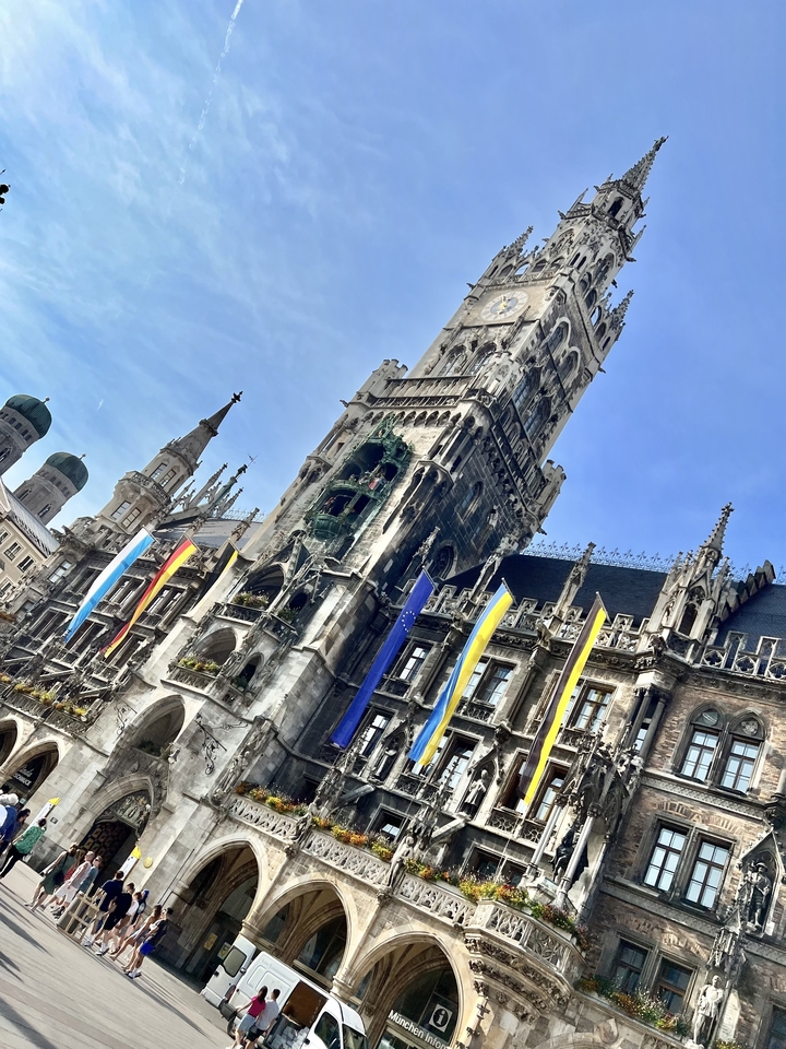 Vue inclinée de bâtiments historiques avec des drapeaux.