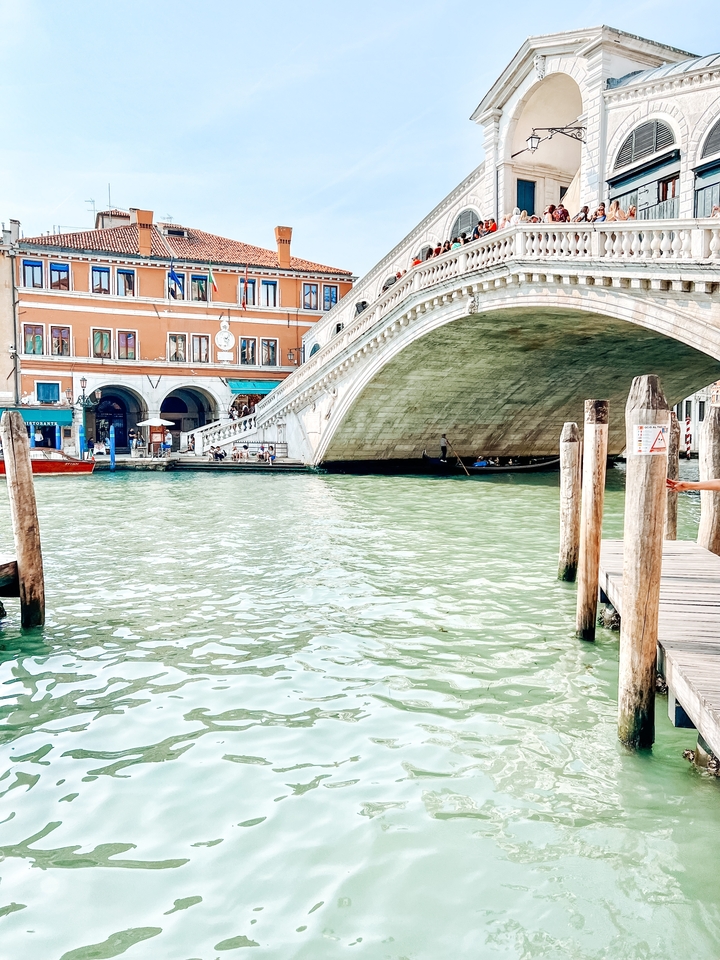 Pont vénitien célèbre enjambant un canal.