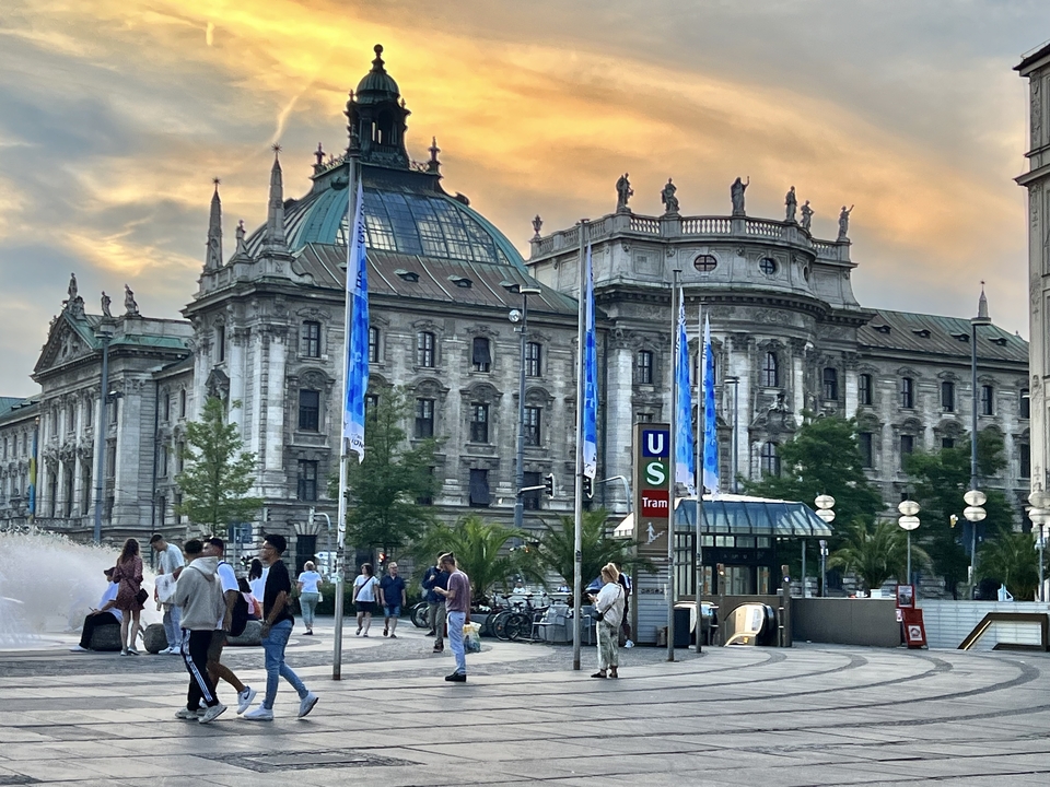 Place de ville animée avec un bâtiment historique en arrière-plan.