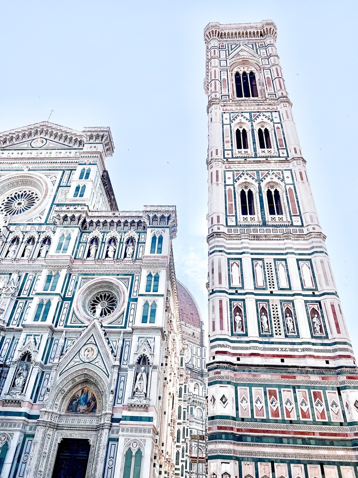 Façade colorée d'un bâtiment gothique.