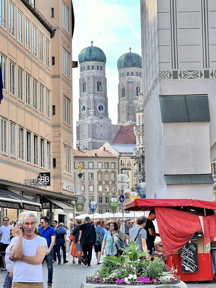 Vue de rue avec des bâtiments historiques en arrière-plan.