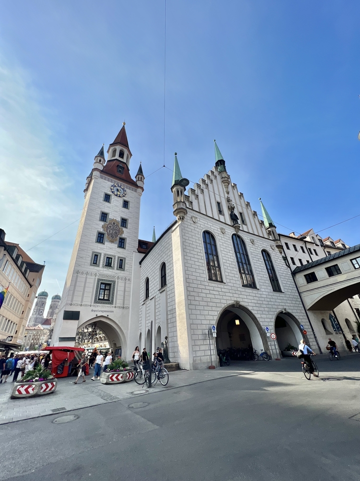 Bâtiment historique avec une tour et une architecture gothique.