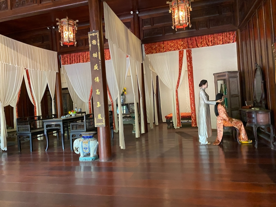 Chambre traditionnelle avec décor culturel.