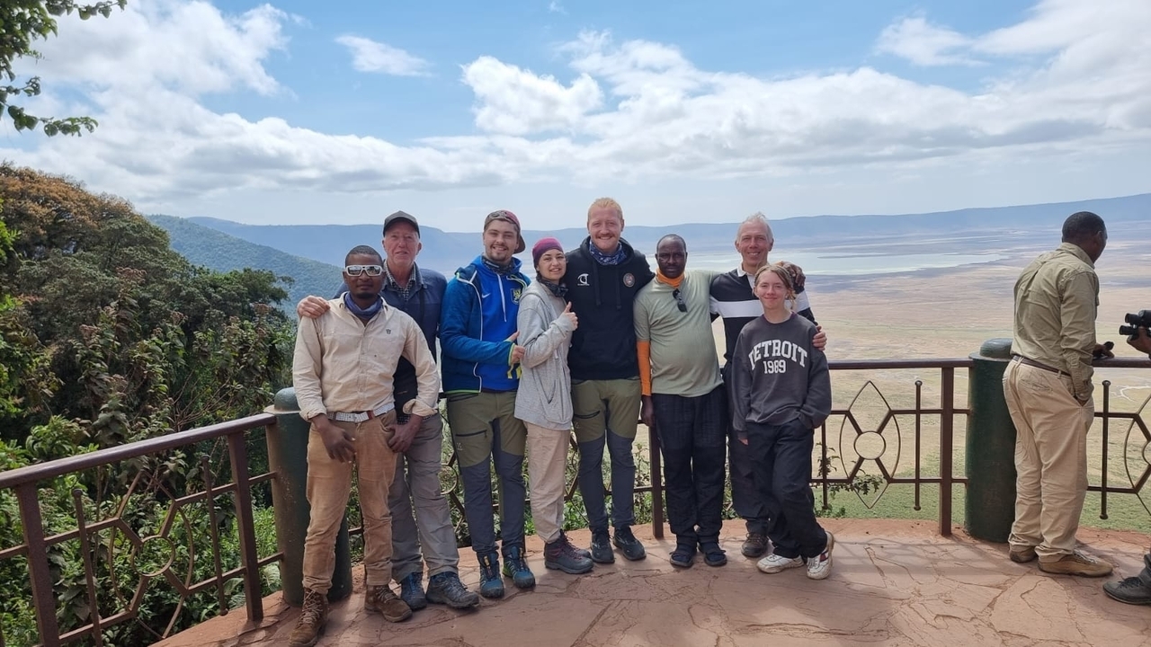 Groupe de touristes à un point de vue surplombant une vallée.