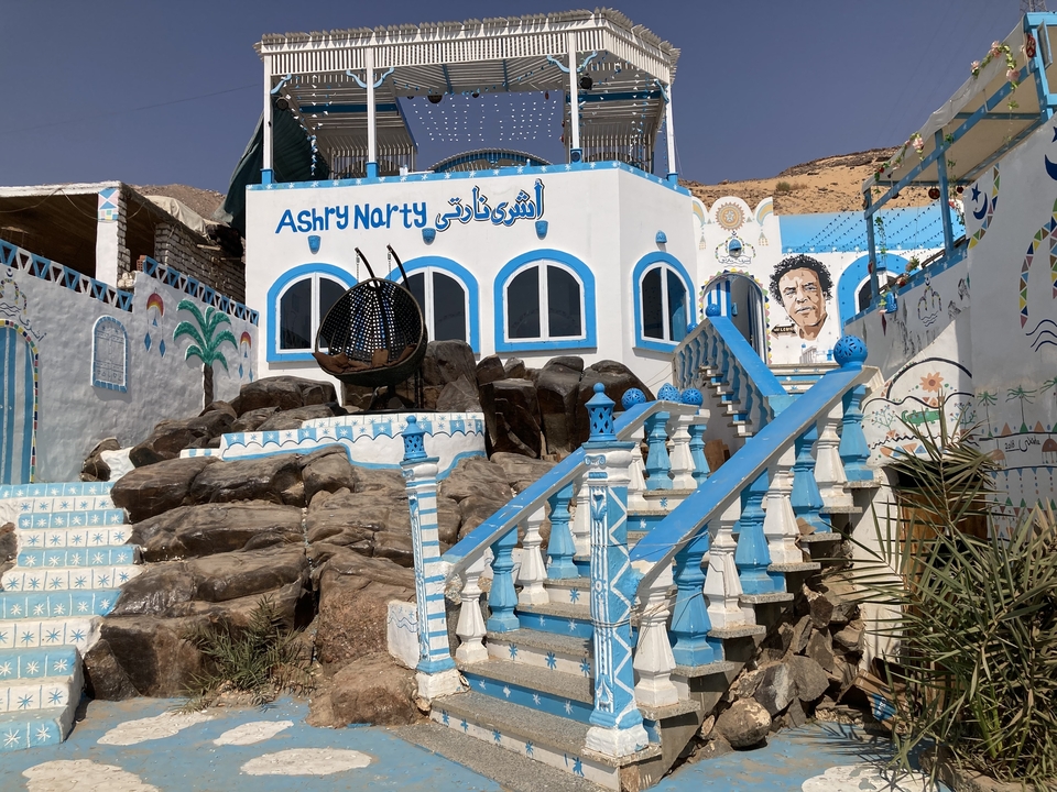 Bâtiment coloré avec une décoration artistique locale.