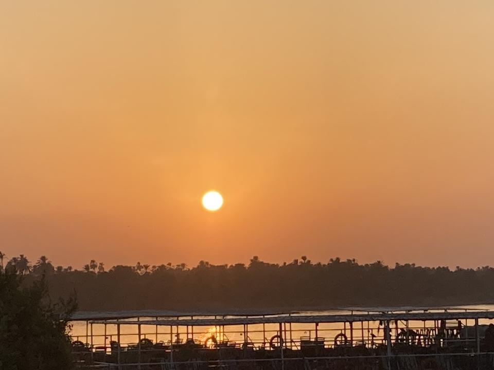 Soleil couchant sur un paysage lointain.