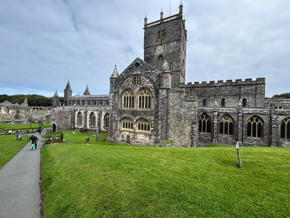 Cathédrale gothique avec pelouse et allées.