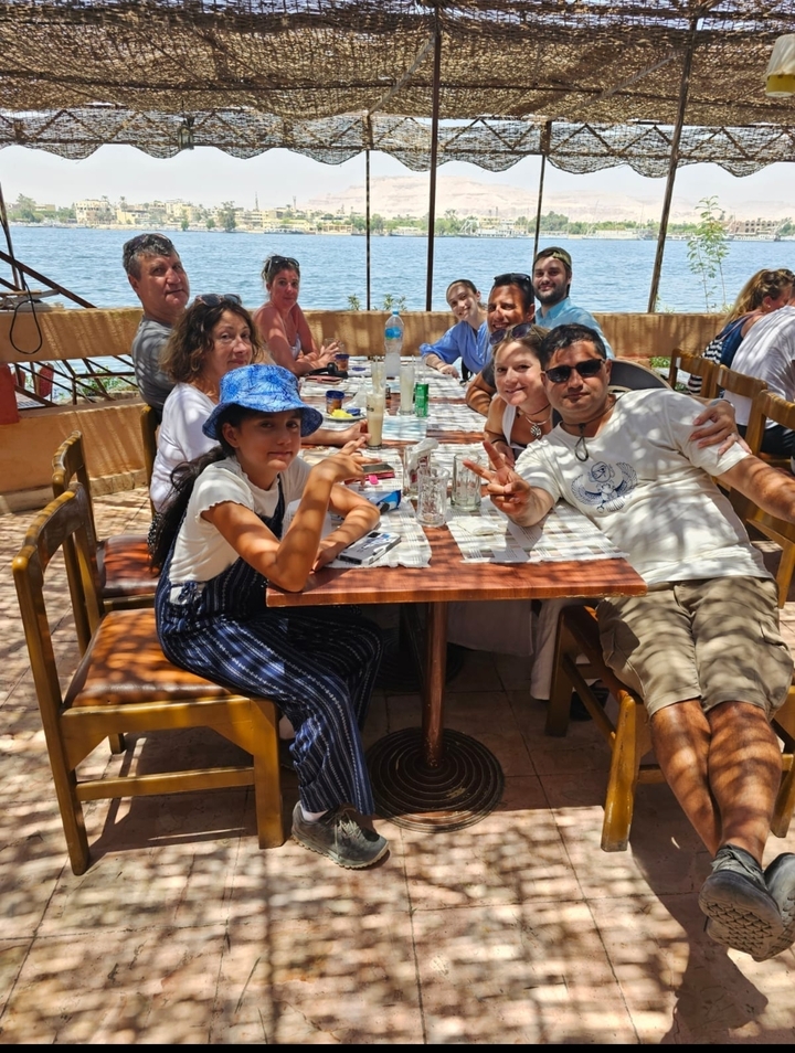 Groupe de personnes assises autour d'une table à l'extérieur