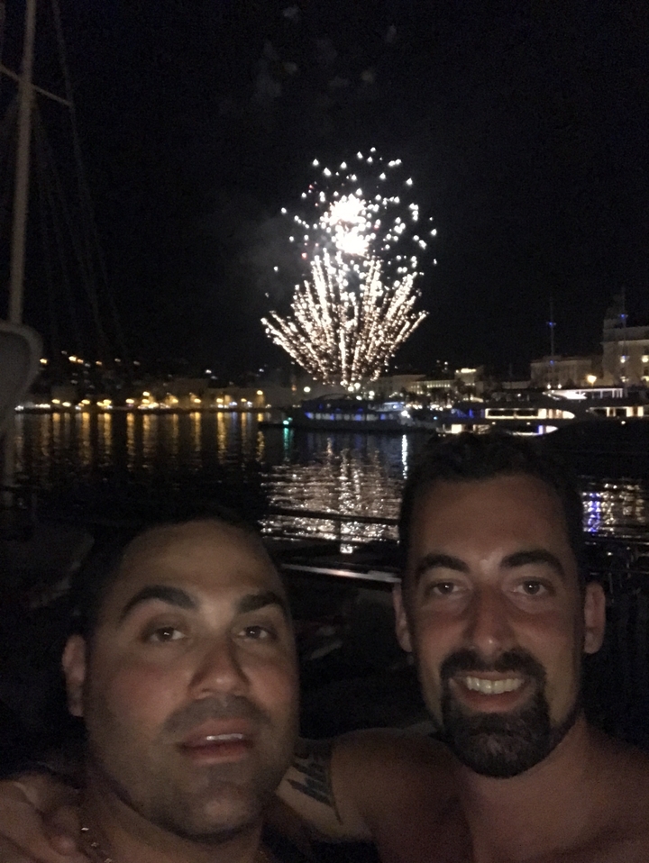 Feux d'artifice la nuit avec deux personnes au premier plan