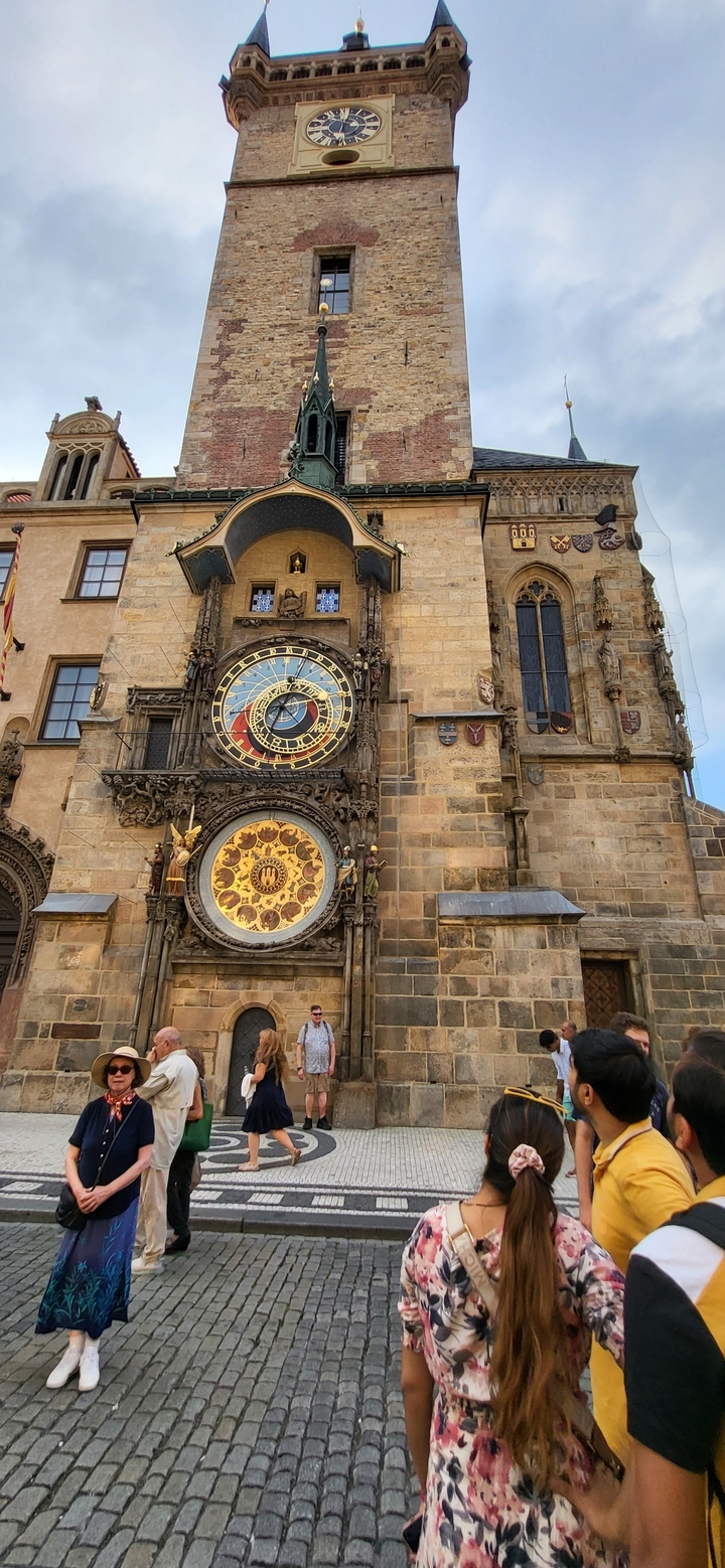 Horloge astronomique sur un bâtiment historique.