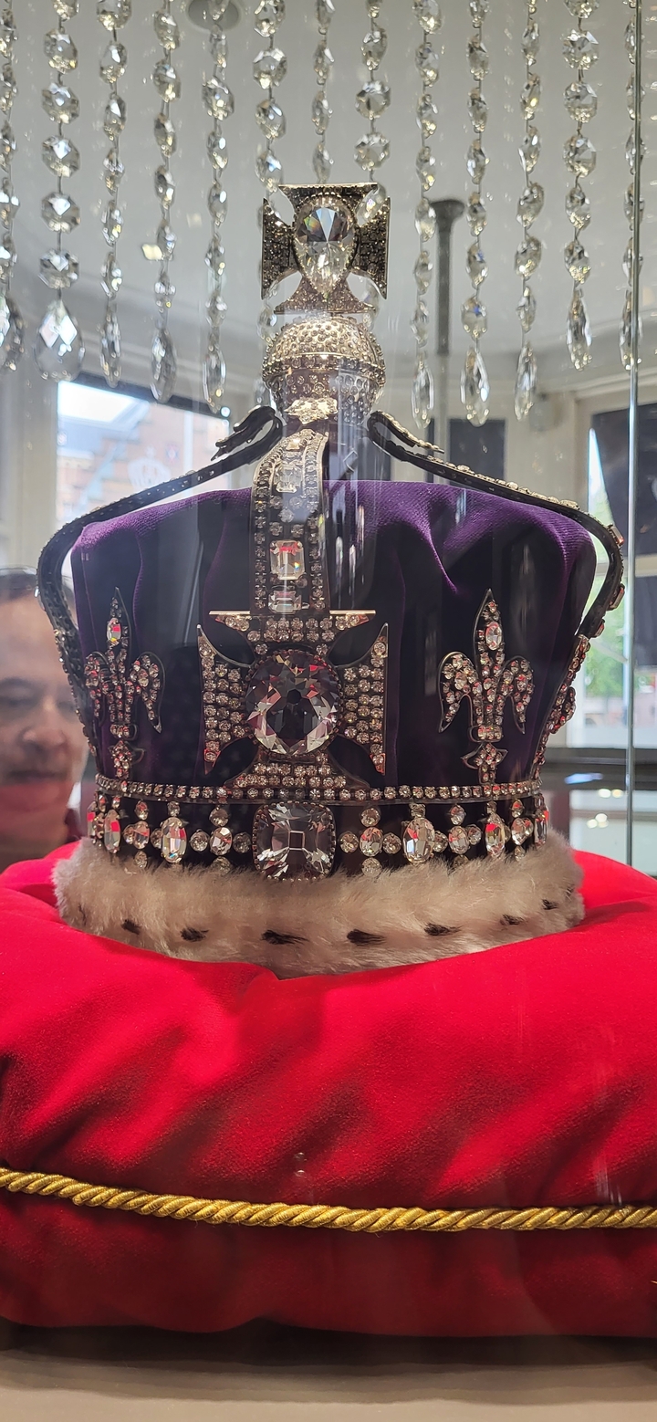 Couronne ornée de bijoux en exposition.