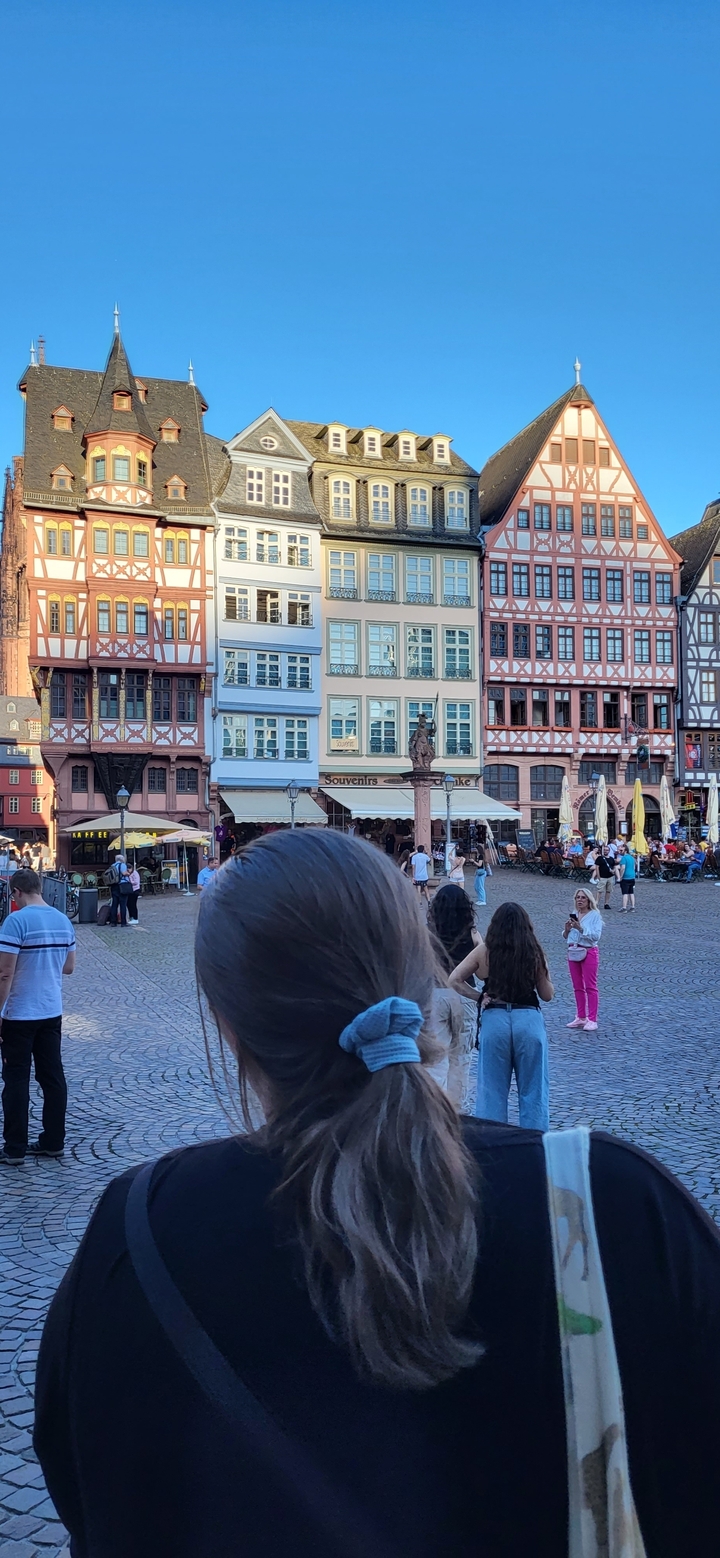 Bâtiments colorés sur une place de ville.