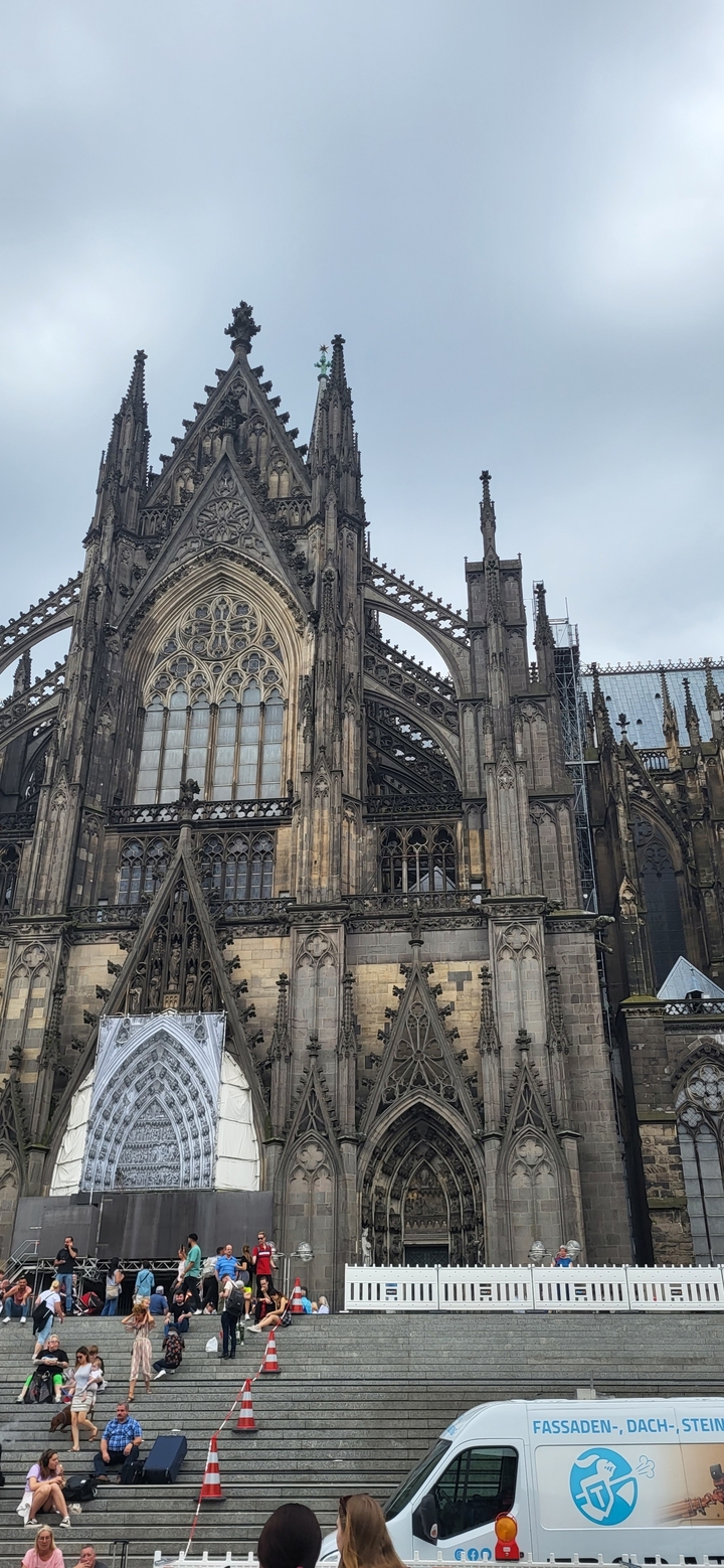 Architecture de cathédrale gothique avec des détails complexes.