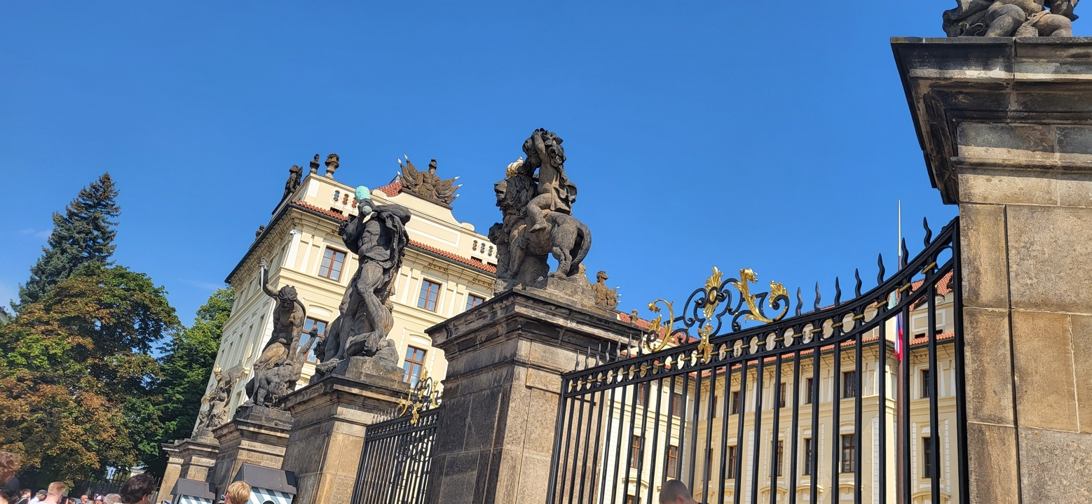 Statues et une entrée de bâtiment historique.