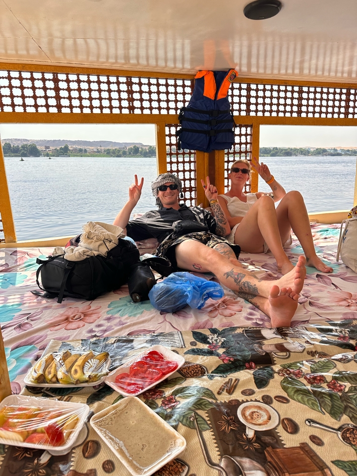 Des gens qui se détendent sur un bateau sur une rivière.