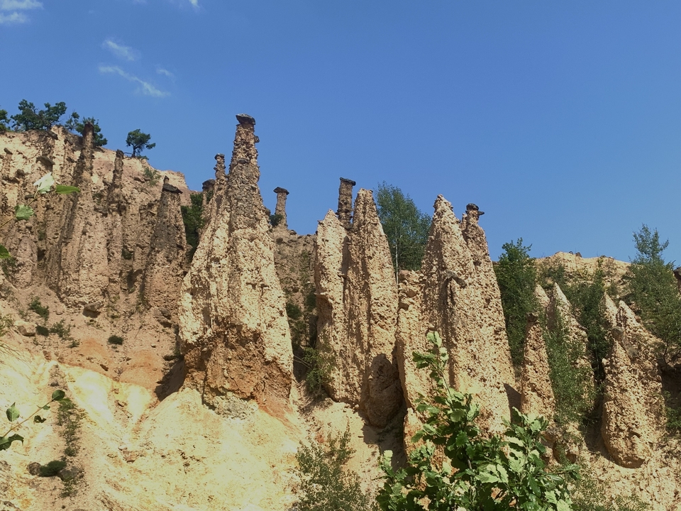 De hautes formations rocheuses sur fond de ciel bleu clair.