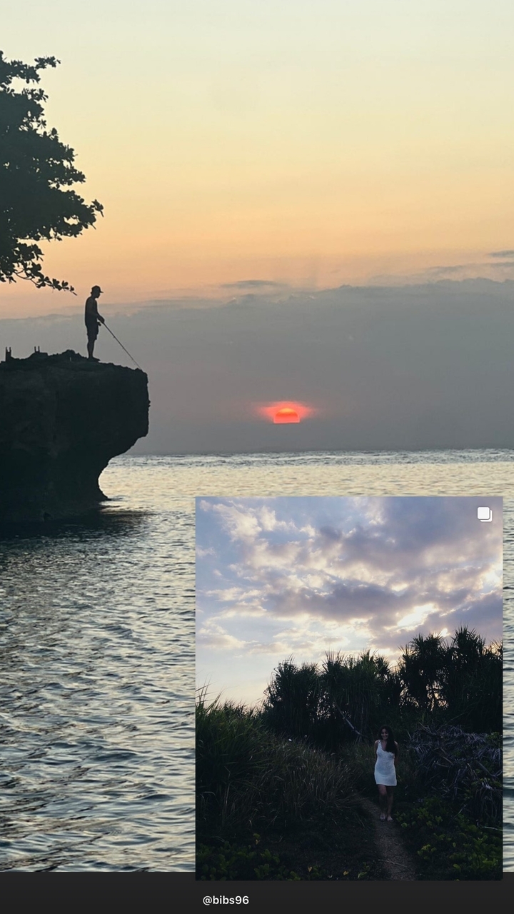 Vue du coucher de soleil sur l'océan avec une falaise et une image superposée.