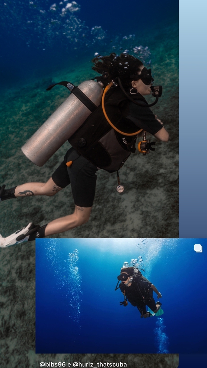 Vue sous-marine d'un plongeur avec texte en superposition et arrière-plan.