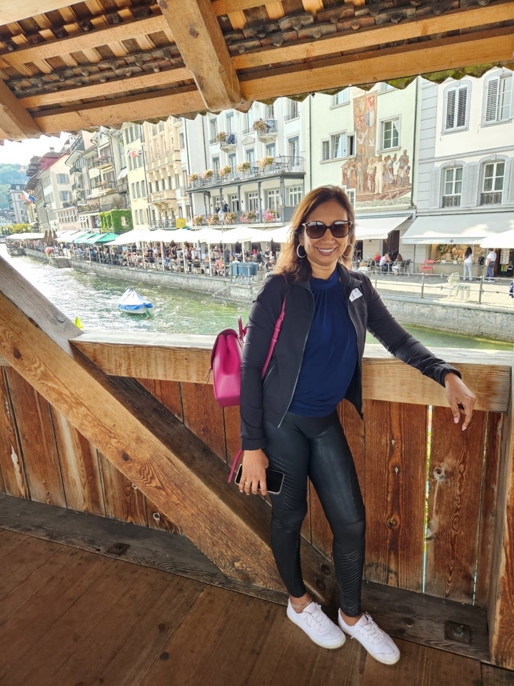 Femme posant sur un pont en bois au-dessus d'une zone de canal.