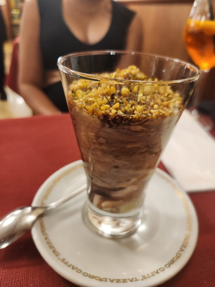 Un verre de dessert avec des noix servi sur une table.