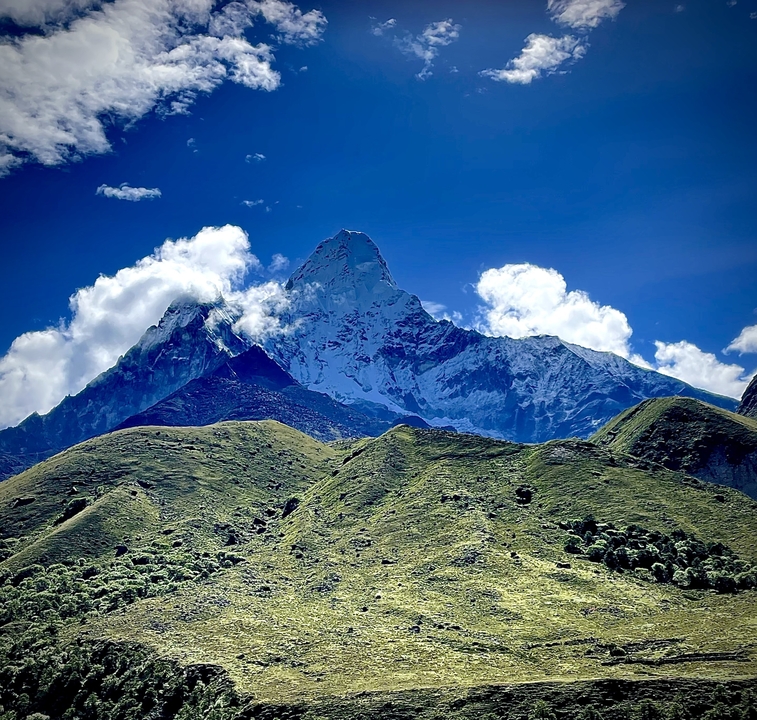 Vue majestueuse de hautes montagnes enneigées sur un ciel dégagé.
