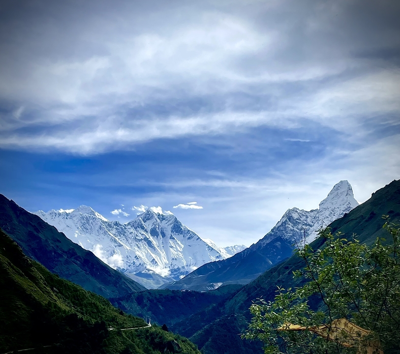 Vue panoramique de montagnes enneigées sous un ciel bleu dégagé.