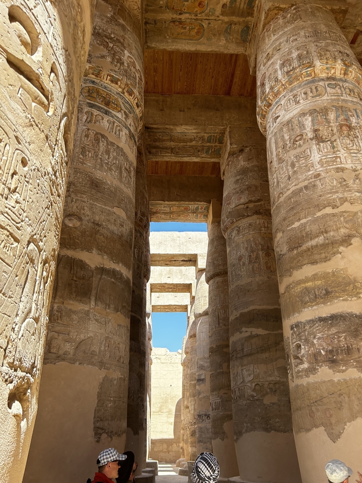 Anciennes colonnes de pierre avec des hiéroglyphes.