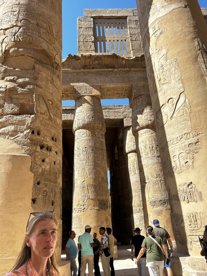 Colonnes historiques avec des hiéroglyphes.