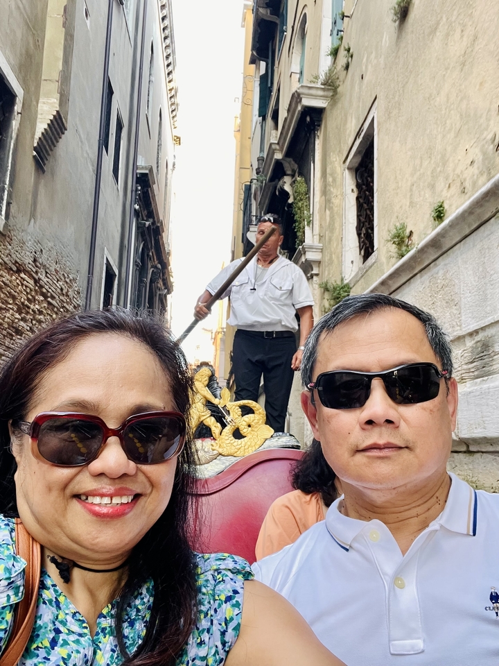 Deux personnes dans une gondole avec un gondolier.