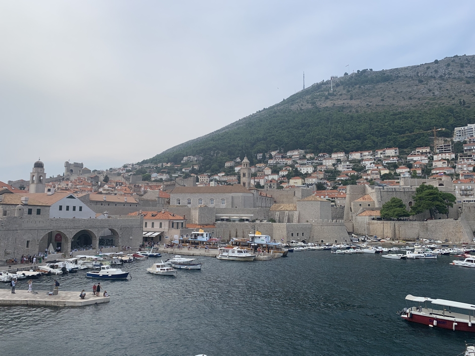 Vue de la vieille ville de Dubrovnik et du port avec des bateaux.