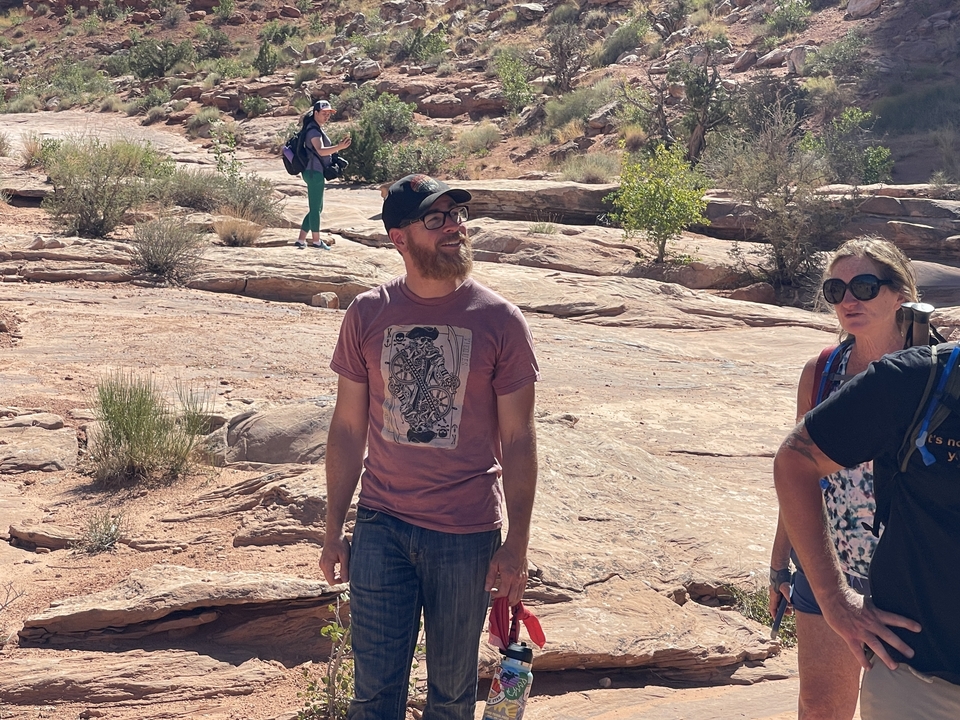 Des gens marchant dans un paysage désertique.