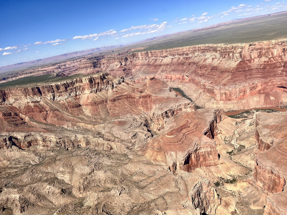 Vue aérienne du Grand Canyon avec une rivière au fond.