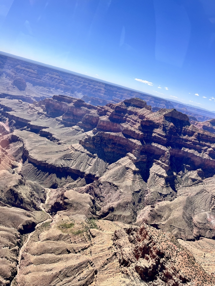 Vue aérienne spectaculaire des formations stratifiées du Grand Canyon.
