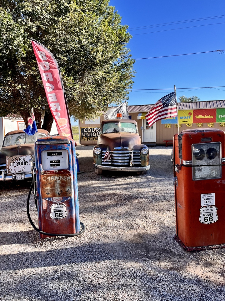 Véhicules vintage exposés avec une décoration américaine classique.