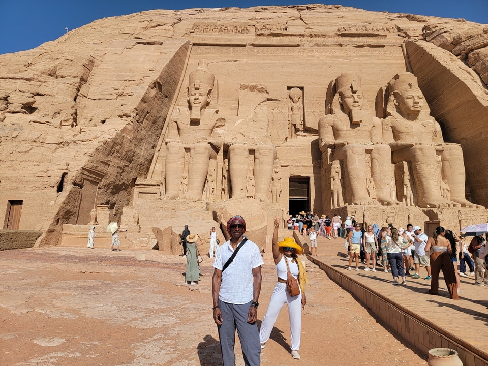 Des touristes explorant l'ancien temple d'Abou Simbel.