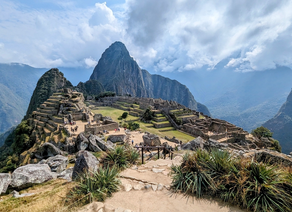 Vue emblématique du Machu Picchu avec ruines anciennes et toile de fond montagneuse.