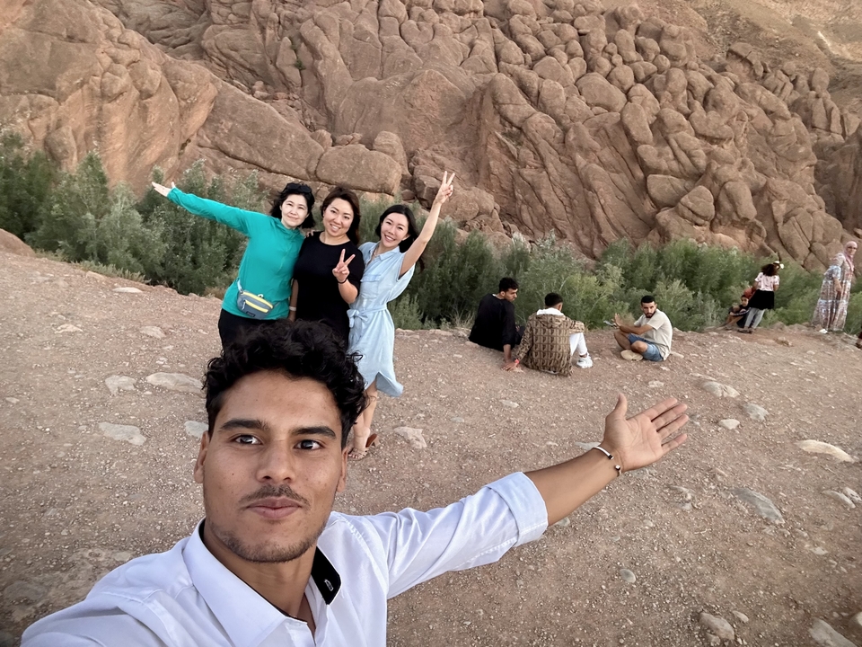 Groupe de personnes posant devant un paysage rocheux