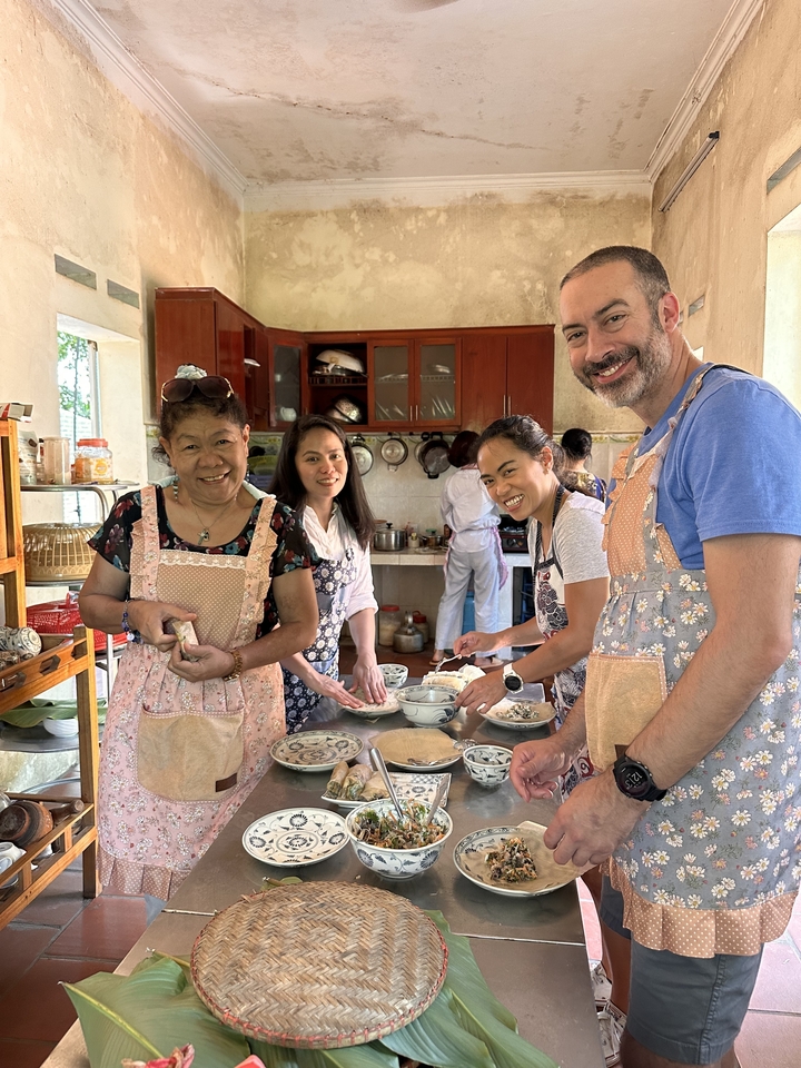 Groupe participant à un cours de cuisine.