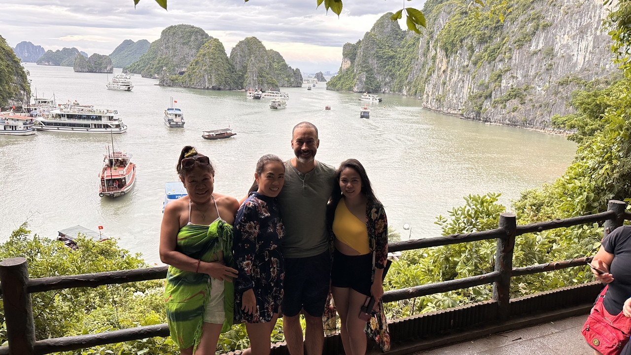 Groupe posant avec une vue pittoresque de la baie d'Halong.