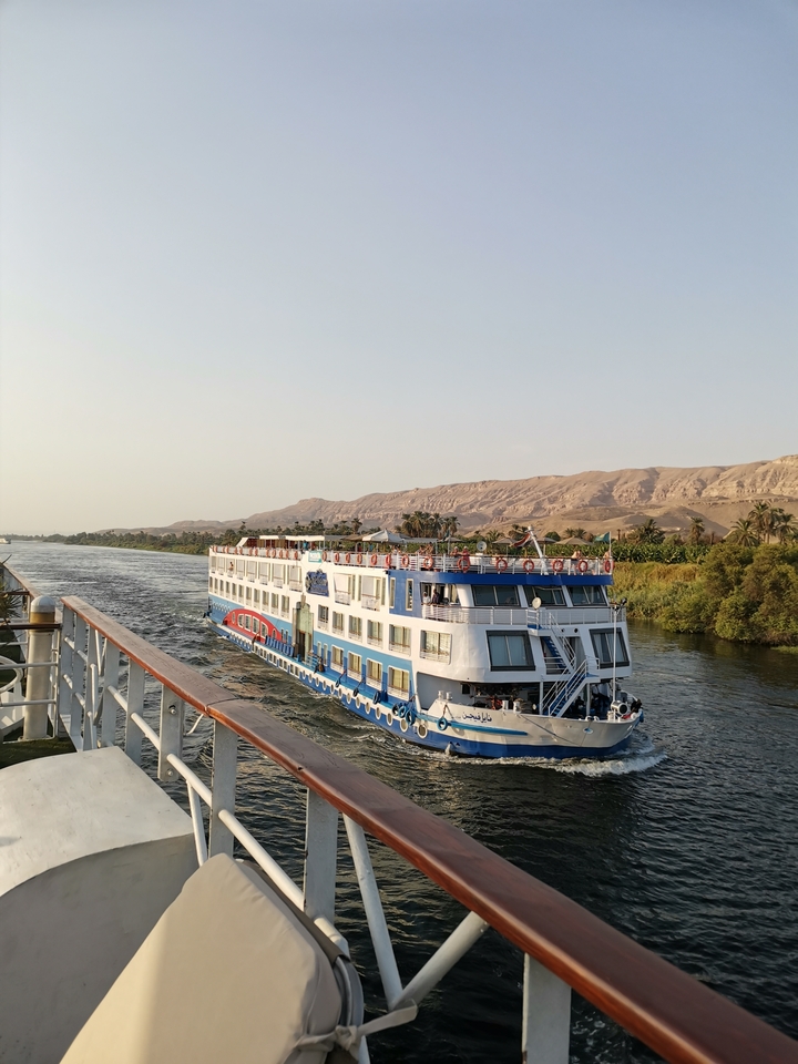 Bateau de croisière naviguant sur une rivière.