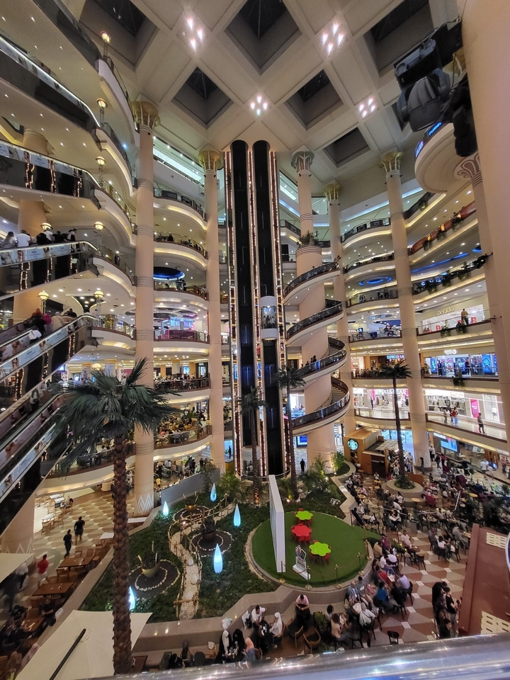 Intérieur d'un grand centre commercial à plusieurs étages.