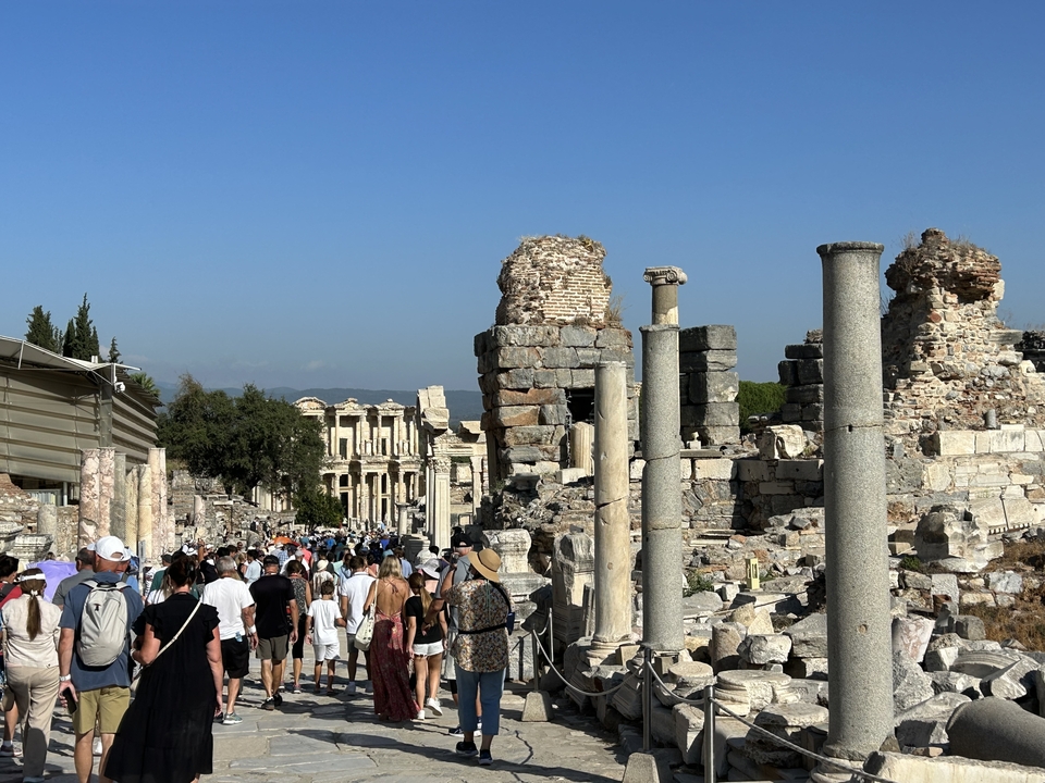 Foule de touristes explorant des ruines historiques