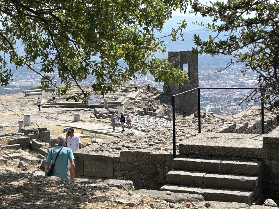 Ruines avec des gens qui explorent et paysage urbain en arrière-plan