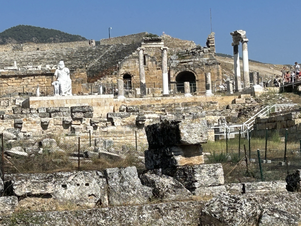 Ruines antiques avec structures de pierre et sculptures