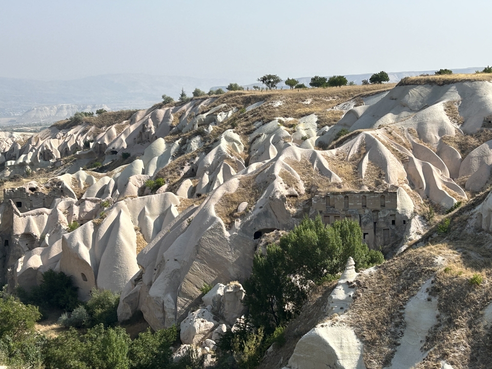 Formations rocheuses uniques dans un paysage aride sous un ciel bleu