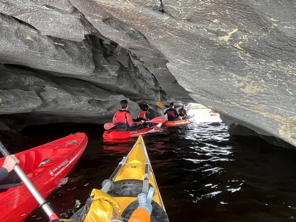 Kayak en groupe dans une grotte.