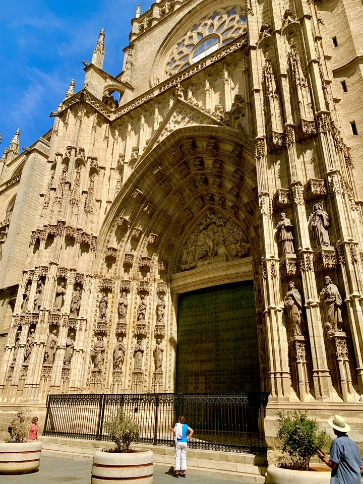 Entrée de cathédrale gothique avec statues.