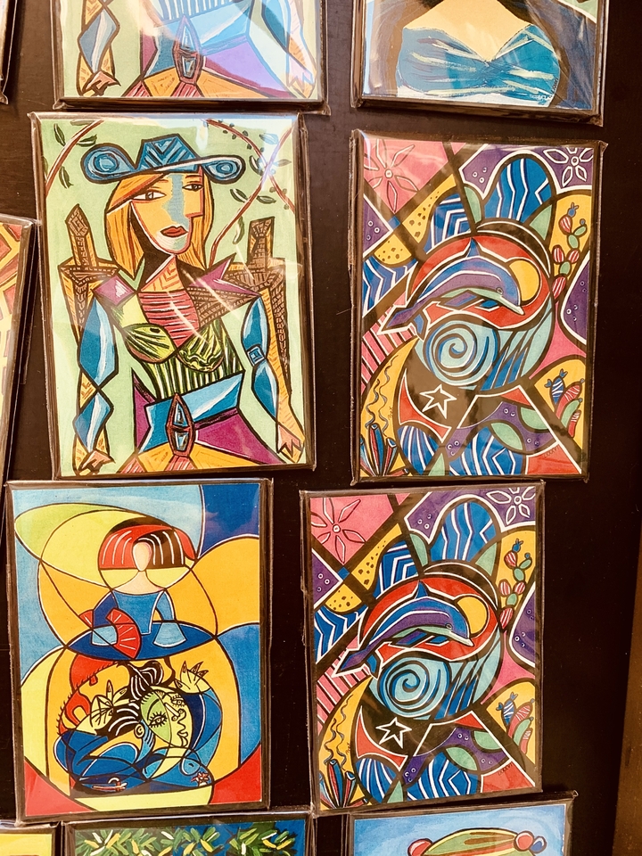 Peintures abstraites colorées exposées.