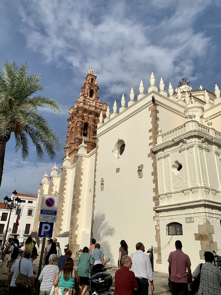 Bâtiment orné avec tour au soleil.