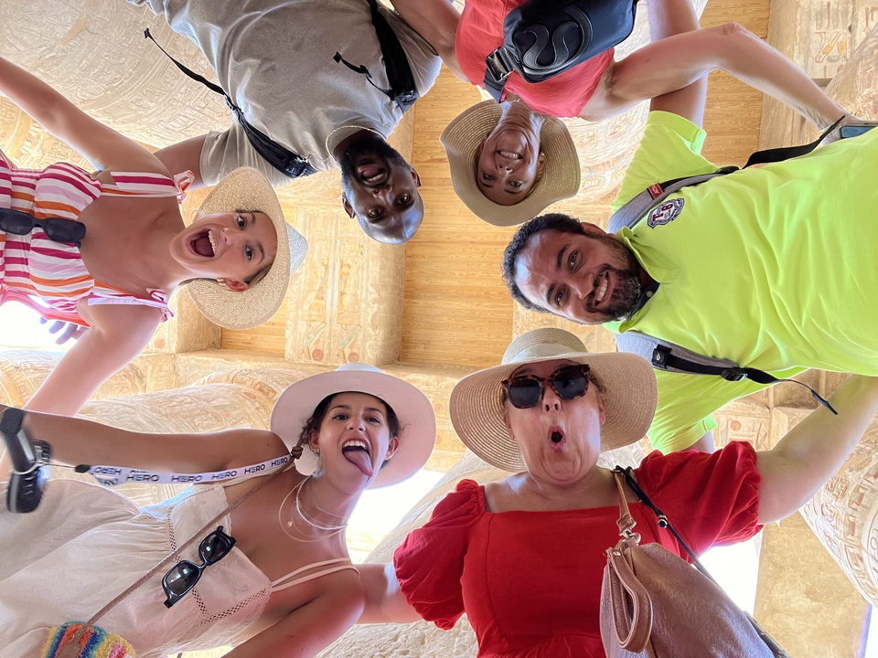 Groupe d'amis levant les yeux et faisant des expressions amusantes.